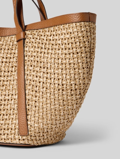 Produktfoto, Shopper mit Tragehenkeln Modell 'COSMO' von Abro, Struktur aus geflochtenem Material, braune Lederdetails, Nahaufnahme. Hauptfach mit Reißverschluss, Label-Detail, Maße: 52x34x17 cm, Schulterriemen 70 cm.