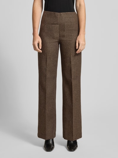 Frauenmodel trägt Straight Fit Stoffhose aus Woll-Mix Modell 'Piper' von Mango, braune Farbe, Bügelfalte, elastischer Bund, Ganzkörperansicht von vorne. Kontext: Damen Stoffhose von Mango, Bundweite bei Größe 36: 35 cm, Innenbeinlänge bei Größe 36: 83 cm.