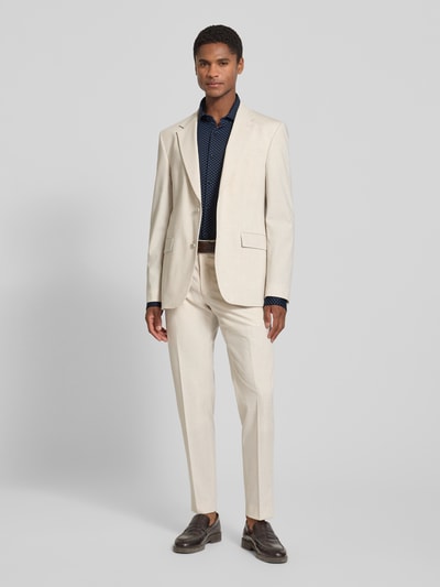 Männermodel trägt donkerblauw slim fit zakelijk overhemd met kentkraag Modell 'KENNO' van HUGO, heren, Ganzkörperansicht von vorne.