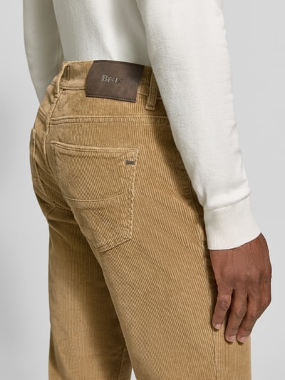 Männermodel trägt beigefarbene Straight Fit Cordhose aus Baumwoll-Mix Modell 'Mythos Flex Cord' von Brax, Detailaufnahme Rückansicht, Herren Cordhose von Brax.
