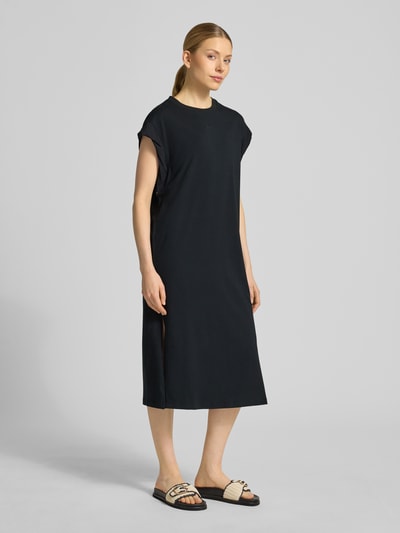 Frauenmodel trägt Comfort Fit Maxi T-Shirtkleid von BOSS Orange, Optik: Unifarben, Passform: Comfort Fit, Ärmellänge: Kurzarm, Ganzkörperansicht von vorne