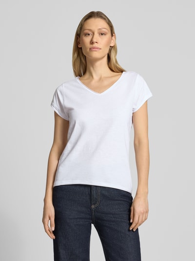 Vrouwenmodel draagt T-Shirt met V-hals van Christian Berg Woman, puur katoen, regular fit, rolzoom, ruglengte maat S 59 cm, frontaal bovenlichaam close-up