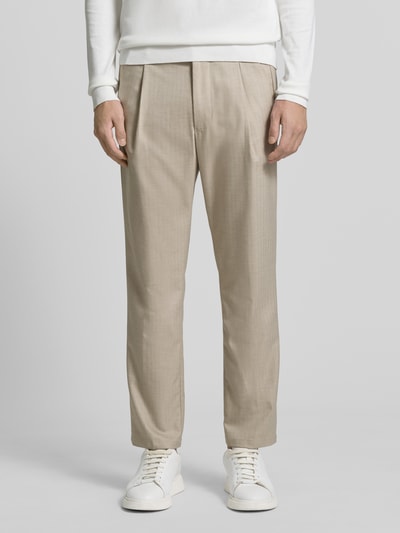 Männermodel trägt Stoffhose mit elastischem Bund van Drykorn, rechte pasvorm, viscosemix, lichtbeige kleur, voorkant, geheel lichaam