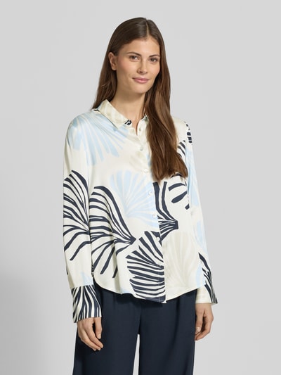 Vrouwenmodel draagt Regular Fit Overhemdblouse uit zuivere viscose van s.Oliver BLACK LABEL met all-over motief, meerkleurig, satijn, overhemdenkraag, lange mouw, stolpplooi, knoopsluiting, licht afgeronde rompzoom, voorkant bovenlichaam close-up.