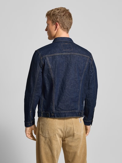 Männermodel trägt Jeansjacke mit Brusttaschen Modell 'THE TRUCKER JACKET' von Levi's®, Reine Baumwolle, Regular-Fit, Rückansicht.