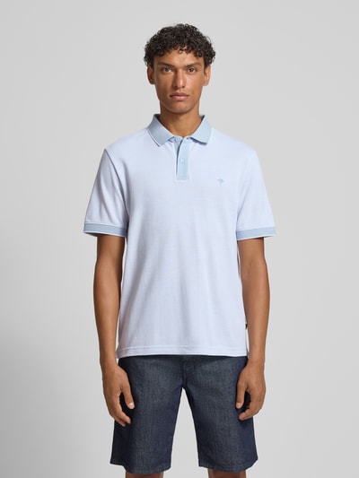 Männermodel trägt Regular Fit Poloshirt mit Label-Stitching Modell 'Percyco' von JOOP! Collection aus reiner Baumwolle, Ganzkörperansicht von vorne.