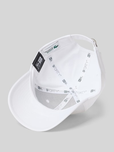 Produktfoto, Basecap aus reiner Baumwolle von Lacoste in Weiß, unifarben, Label Patch, sichtbare Ösen und Nähte, verstellbarer Riegel, Webware