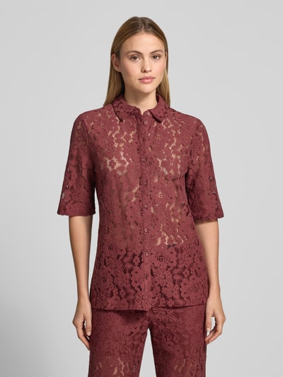 Frauenmodel trägt Regular Fit Bluse aus Baumwoll-Mix Modell 'HONEY' von Vero Moda, Optik: Unifarben, Allover-Muster, Kragenform: Hemdkragen, V-Ausschnitt, einreihige Knopfleiste, Langarm, Material: Baumwoll-Mix, Spitze, Ganzkörperansicht von vorne.