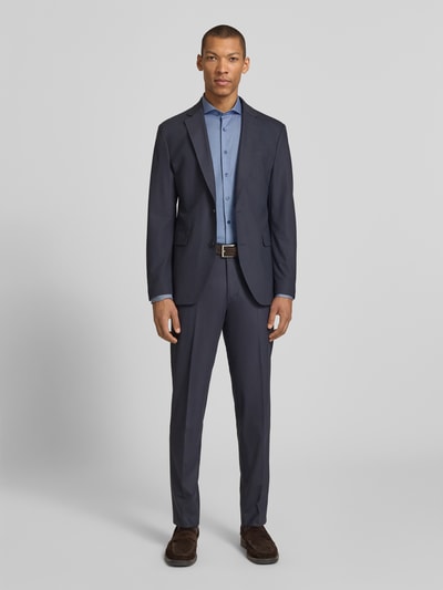 Männermodel trägt Slim Fit Business-Hemd mit haifischkraag van OLYMP Level Five in blauw katoenmix met stretch, all-over look, ganzkörperansicht van voren. Ruglengte maat 40: 80 cm, schouderbreedte 44 cm, mouwlengte 68 cm.