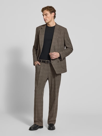 Männermodel trägt Anzughose im Allover-Look mit Bügelfalten von MCNEAL, Regular Fit, Material-Mix, braunes Karomuster, Ganzkörperansicht von vorne.