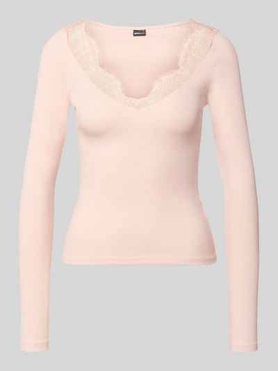 Produktfoto, Longsleeve mit V-Ausschnitt und Spitze von Gina Tricot im Baumwoll-Mix mit Modal-Anteil, Slim-Fit, Feinripp, hellrosa Farbe.