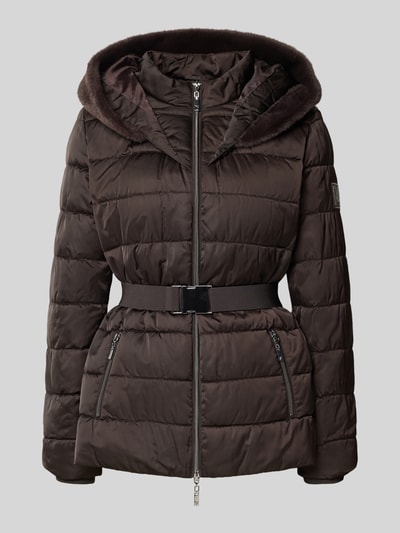 Produktfoto, Steppjacke mit Reißverschlusstaschen und Gürtel von monari w kolorze ciemnobrązowym, pasek, kaptur ze sztucznym futrem, krój slim fit, zamek błyskawiczny dwustronny, kieszenie zapinane na zamek błyskawiczny, długość tyłu w rozmiarze 36: 67 cm, szerokość ramion w rozmiarze 36: 42 cm, szerokość w rozmiarze 36: 49 cm, długość rękawów w rozmiarze 36: 62 cm