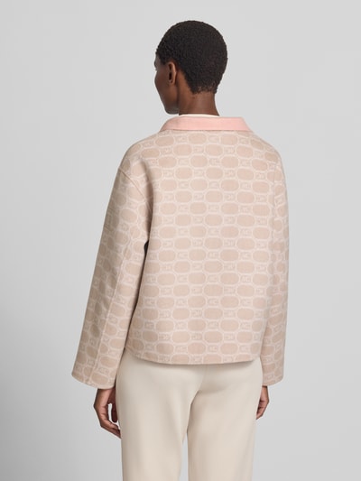 Frauenmodel trägt Jacke im Allover-Look mit Stehkragen von Marc Cain aus Baumwoll-Mix in Beige mit Muster, Rückenansicht, Ganzkörperansicht Rückansicht. Regular Fit, Knopfleiste, Eingrifftaschen, Maße für Größe 36.