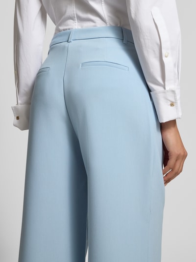 Frauenmodel trägt Wide Fit Stoffhose mit Viskose-Anteil von Jake*s Collection in Hellblau mit Gesäßtaschen, Elastischer-Material-Mix, Ganzkörperansicht Rückansicht.