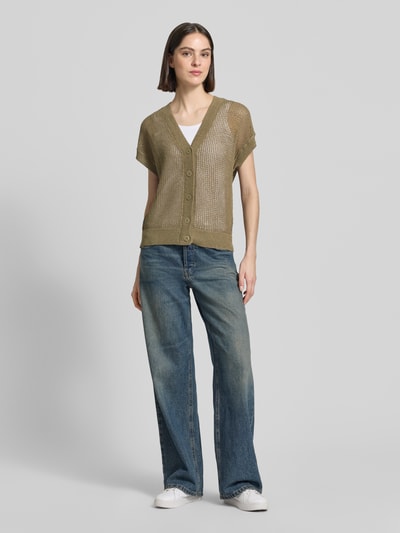 Frauenmodel trägt Cardigan aus Viskose-Mix mit V-Ausschnitt von Fynch-Hatton, Grobstrick, Gerader-Schnitt, Knopfleiste, Ganzkörperansicht von vorne.