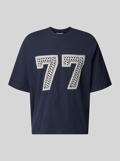 Produktfoto, dunkelblaues T-Shirt mit silberner Ketten-Stickerei und Rundhalsausschnitt aus Reine Baumwolle im Relaxed-Fit, T-Shirt mit Ketten-Stickerei und Rundhalsausschnitt von REVIEW, Rückenlänge bei Größe M 65 cm.