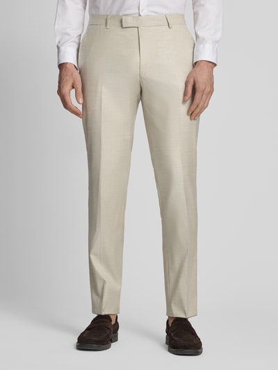 Männermodel trägt Hose aus Schurwoll-Mix Modell 'Blayr' von JOOP! Collection, hellbeige, Slim-Fit, Bügelfalten, Ganzkörperansicht von vorne. Kontext: Herren Hose mit Schurwoll-Mix, Viskose-Anteil, Bundweite 47 cm, Innenbeinlänge 82 cm.