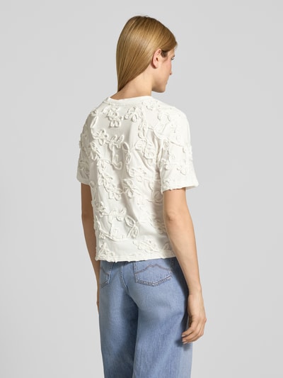 Frauenmodel trägt Blusenshirt mit floraler Zier-Applikation von JAKE*S STUDIO WOMAN, Reine Baumwolle, Gerader-Schnitt, Rückenlänge 55 cm, Ganzkörperansicht Rückansicht.