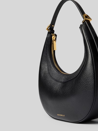 Produktfoto, Shoulder Bag mit Strukturmuster Modell 'Whisper' von Coccinelle, schwarzes Leder mit goldfarbenem Reißverschluss, strukturierte Oberfläche