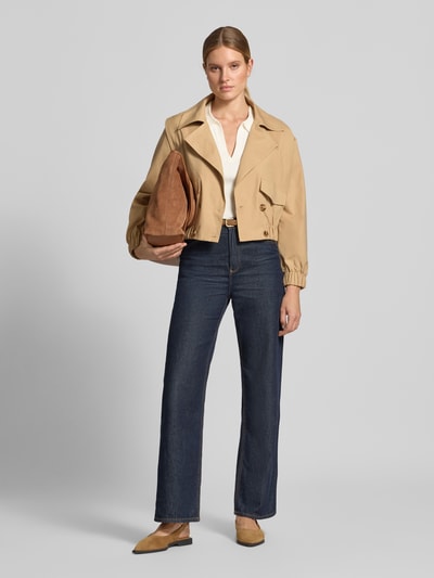 Frauenmodel trägt Jacke mit Reverskragen und Pattentaschen Modell 'Hedi' von GUIDO MARIA KRETSCHMER WOMAN, beige, Relaxed Fit, Ganzkörperansicht von vorne.