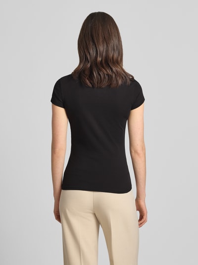 Frauenmodel trägt T-Shirt mit Logo und Rundhalsausschnitt von ARMANI EXCHANGE in Schwarz, Baumwolle, Slim Fit, glatte Textur, Ganzkörperansicht Rückansicht.