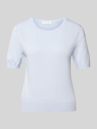 Produktfoto, Strickshirt mit Rundhalsausschnitt Modell 'Arabella' von GUIDO MARIA KRETSCHMER WOMAN in hellem Blau, glatte Textur, Lyocell-Mix mit Seiden-Anteil, Regular Fit, kurze Ärmel, Vorderansicht.