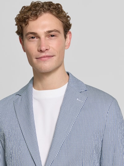 Männermodel trägt Regular Fit 2-knoops colbert model 'BENITO' van CINQUE in blauw-wit viscosemix met stretch, nahaufnahme bovenlichaam.