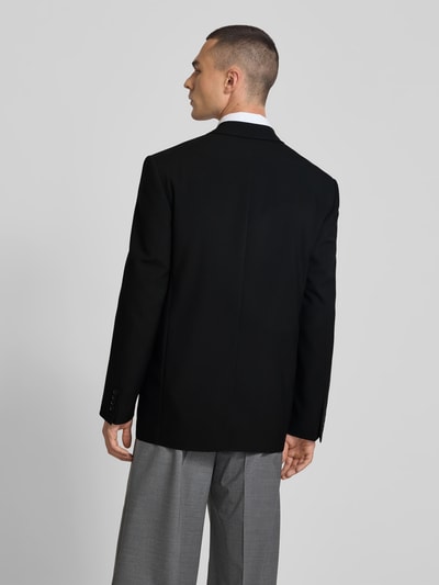 Męski model nosi Straight Fit Sakko aus Woll-Mix od Filippa K, czarny, Kołnierz z połami, listwa guzikowa 2-rzędowa, nakładane kieszenie, Długość tyłu w rozmiarze 50: 80 cm, Szerokość ramion w rozmiarze 50: 43 cm, Długość rękawów w rozmiarze 50: 66 cm, widok całej sylwetki z tyłu