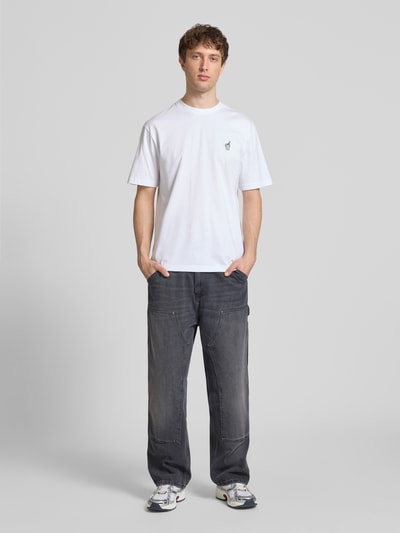 Männermodel trägt Relaxed Fit T-Shirt aus reiner Baumwolle Modell 'FRED' von Only & Sons, Optik: Unifarben, Ganzkörperansicht von vorne.