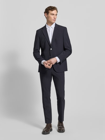Männermodel trägt Regular Fit Businesshemd aus Pinpoint mit Stretch-Anteil von BOSS, weiß, Baumwoll-Mix, Ganzkörperansicht von vorne.