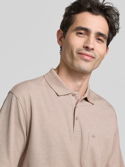 Męski model nosi Regular Fit Poloshirt mit Brusttasche von Christian Berg Men, mieszanka bawełny, kołnierzyk polo, listwa guzikowa, brustasza, kolor beżowy, długość tyłu w rozmiarze M: 68 cm, zbliżenie na górną część ciała