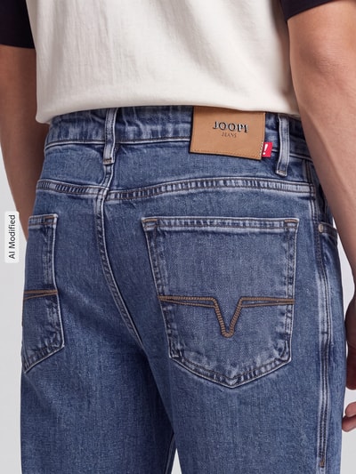Mężczyznamodel nosi Modern Fit Straight Fit Jeans aus Baumwoll-Mix Modell 'Mitch' von JOOP!, Herren Straight Fit Jeans, niebieskie, kontrastowe szwy, tekstura denimu, detal tylnej części, zdjęcie z tyłu, KI-modifiziertes Bild