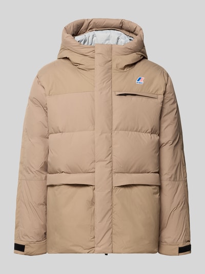 Produktfoto, Steppjacke mit Logo und Kapuze von K-WAY in Beige, sichtbare Kapuze, verdeckter Reißverschluss, glatte Struktur, Regular Fit, dezent glänzende Oberfläche, Brustweite 63 cm, Rückenlänge 75 cm, Schulterbreite 52 cm, Ärmellänge 64 cm