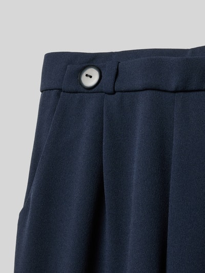 Produktfoto, granatowe spodnie Weite Hose mit elastischem Bund Modell 'GEGGO' od Only, unikatowa struktura stretch, wysoki stan, szeroka nogawka, boczne kieszenie