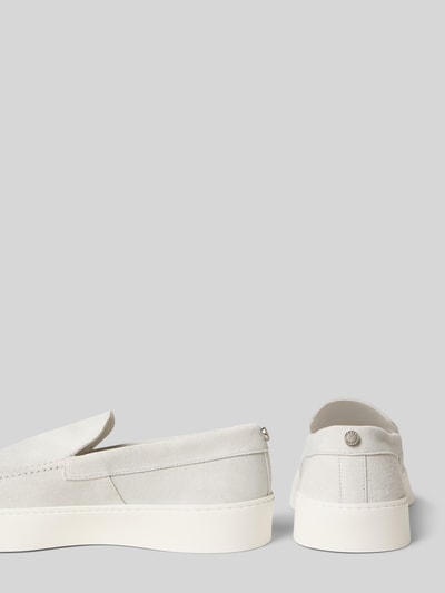 Produktfoto, Loafers aus Leder Modell 'Leyton' von Steve Madden in Grau mit Abgerundete-Spitze und Schlupfform, Absatzhöhe 4 cm, Schafthöhe 6 cm, Schaftweite 6 cm, Echtleder, Produktdetails mit glatter Struktur und kontrastierender weißer Sohle.