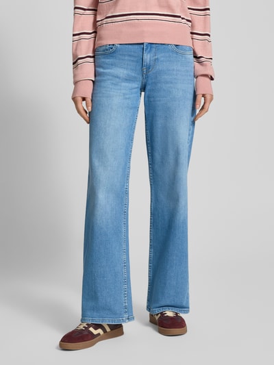 Frauenmodel trägt Wide Leg Jeans aus Baumwoll-Mix Modell 'JUDY' von Only in Melange-Optik mit Kontrastnähten, 5-Pocket-Design, Ganzkörperansicht von vorne.