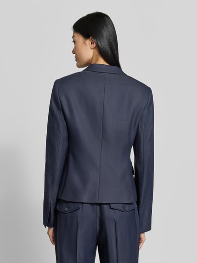Männermodel trägt dunkelblauen Slim Fit Kurzblazer aus Viskose-Lyocell-Mix Modell 'Jia18' von BOSS, elegancki materiał, Ganzkörperansicht Rückansicht, damski krótki żakiet marki BOSS