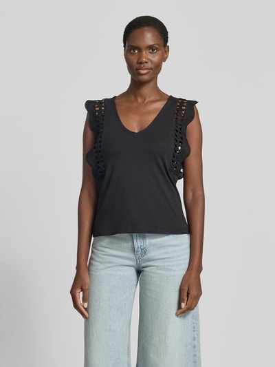 Frauenmodel trägt Regular Fit Top aus reiner Baumwolle Modell 'GABBY' von Vero Moda, Optik: Unifarben, Strick-Applikation, V-Ausschnitt, Ganzkörperansicht von vorne.