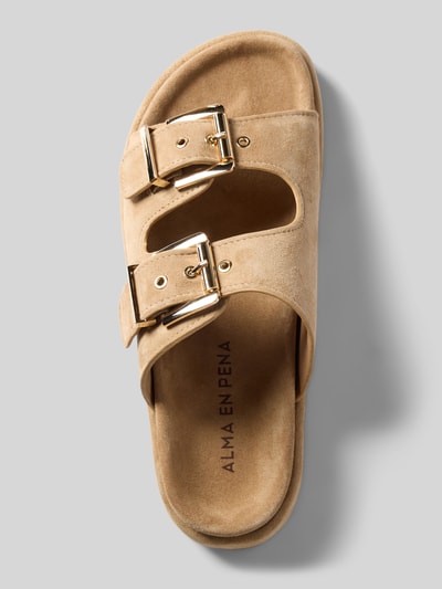 Produktfoto, Sandalette aus Leder mit Gummisohle von ALMA EN PENA in Beige, zwei goldene Metallschnallen, gerundete Form, Struktur glatt, Absatzhöhe 5 cm.