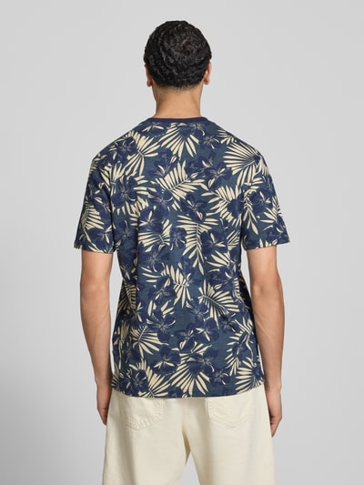 Männermodel trägt Regular Fit T-Shirt aus reiner Baumwolle Modell 'PERRY' von Only & Sons mit Optik:Allover-Muster, Ganzkörperansicht Rückansicht.