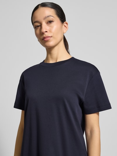 Frauenmodel trägt T-Shirt mit Rundhalsausschnitt von Stefanel in Dunkelblau, reine Baumwolle, gerader Schnitt, Nahaufnahme Oberkörper