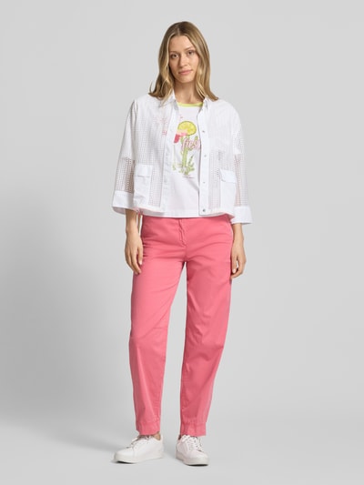 Frauenmodel trägt Straight Leg Jeans mit Eingrifftaschen von Marc Cain in Rosa, Baumwoll-Mix mit Stretch-Anteil, Gerader-Schnitt, Knopf-Reißverschluss, Ganzkörperansicht von vorne.