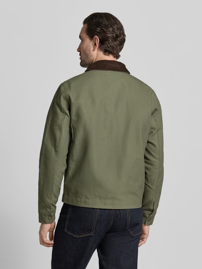 Männermodel trägt Regular Fit Jacke mit Umlegekragen von MCNEAL in Olivgrün, reine Baumwolle, Rückansicht, Ganzkörperansicht Rückansicht. Brusttasche, Eingrifftaschen, Reißverschluss, Maße bei Größe M: Rückenlänge 66 cm, Schulterbreite 48 cm, Brustweite 60 cm, Ärmellänge 68 cm.