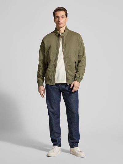 Männermodel trägt Jacke mit Stehkragen und Pattentaschen von Christian Berg Men aus Baumwoll-Elasthan-Mix, Regular-Fit, Ganzkörperansicht von vorne.