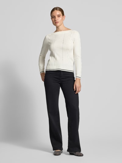 Frauenmodel trägt Regular Fit Pullover aus Viskose-Mix von Liu Jo in Creme mit feinen Strickmustern, kombiniert mit schwarzer Hose, Ganzkörperansicht von vorne, Damen Pullover von Liu Jo Sport.