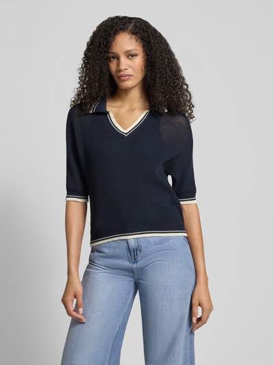 Modelka nosi Regular Fit T-Shirt in Strick-Optik Modell 'Lembi' od Marella, czysty bawełna, kołnierzyk, półprzezroczysty, widok całej sylwetki z przodu.