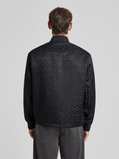 Männermodel trägt Blouson mit Zweiwege-Reißverschluss van ARMANI EXCHANGE in zwart, gerader fit, geribde boorden, rugaanzicht, context herenmode.