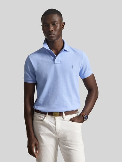 Männermodel trägt Regular Fit Poloshirt aus reiner Baumwolle von Polo Ralph Lauren, hellblau, unifarben, V-Ausschnitt, Piqué, Ganzkörperansicht von vorne.