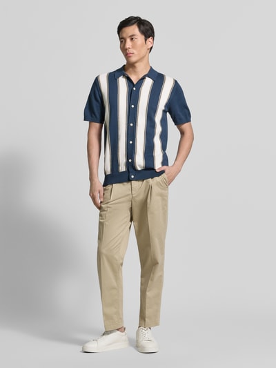 Männermodel trägt Polo-Cardigan mit 1/2-Arm van Lindbergh van puur katoen, regular fit, knoopsluiting; ganzlichaamsvooraanzicht.