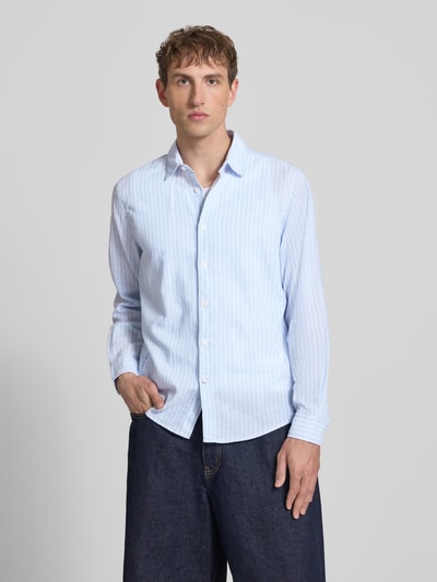 Männermodel trägt Regular Fit Freizeithemd aus Leinen-Baumwoll-Mix Modell 'PAYTON' von Pepe Jeans, hellblau gestreift, Ganzkörperansicht von vorne.